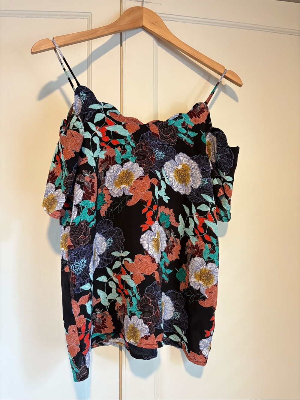 Monteau Los Angeles Floral Scalloped Cold-Shoulder Cami Top